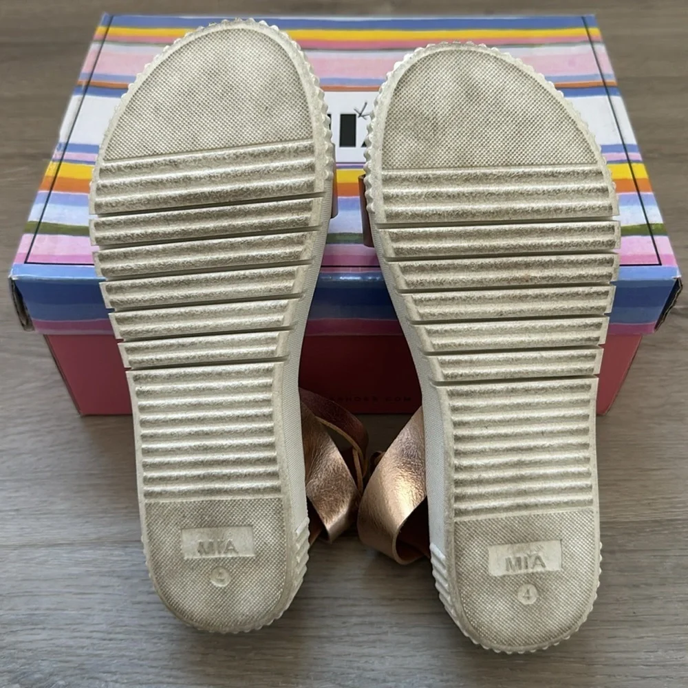 MIA KIDS Girls Champagne Gold Sz 4